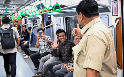 Begini Reaksi Penumpang yang Tiba-tiba Bertemu Presiden di KRL Manggarai